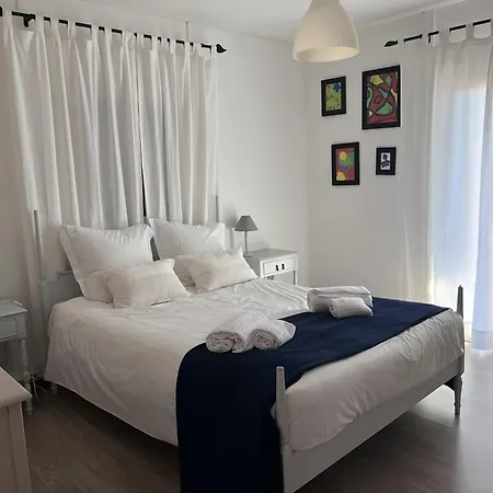 House With Garden In Bombarral - 100 M², Shared Pool בית נופש בומברל