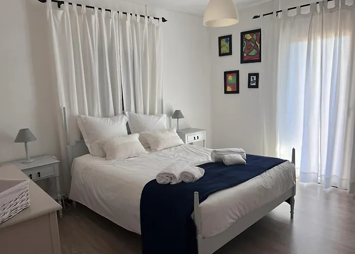 House With Garden In Bombarral - 100 M², Shared Pool בית נופש בומברל